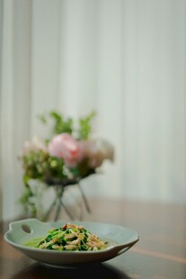 精致盘中菜与柔美花卉