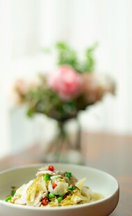 精致摆盘的美味蔬菜沙拉