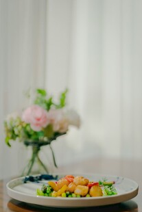 精致摆盘的美味虾仁沙拉