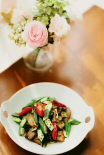 美味时蔬小炒摆于桌前