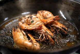 锅中烹饪的美味大虾