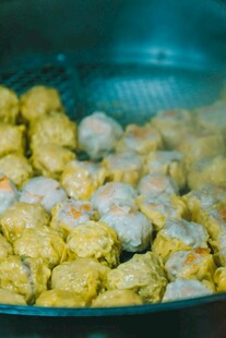 锅中烹饪的美味肉丸子