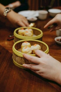 品尝美味小笼包的瞬间