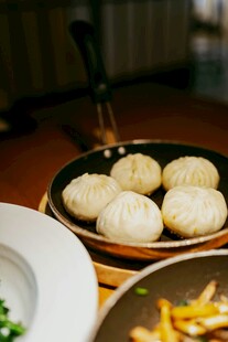 美味包子摆放在盘中