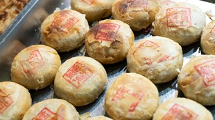 传统美味糕点整齐摆放