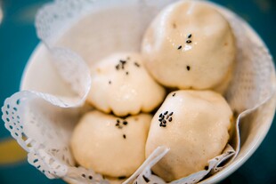 碗中撒芝麻的美味包子