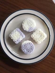 精致传统糕点摆于盘中