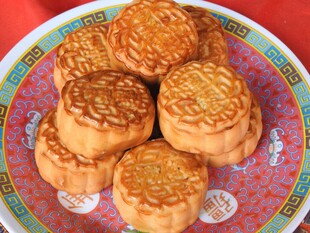 传统美味月饼摆于盘中