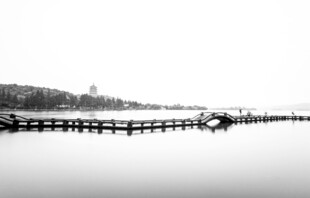 宁静湖面的长桥风景