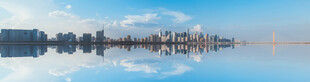平静湖面城市倒影美景