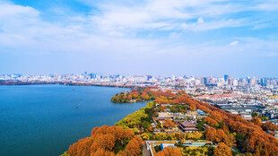 秋日湖畔城市风光美景