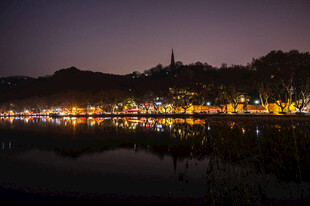 湖畔夜景灯火璀璨映湖面