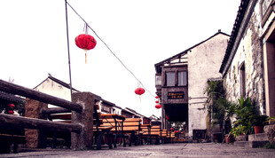 古街挂红灯笼的中式景致
