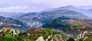 山峦间的美丽城镇风光