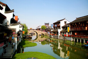 江南水乡古桥畔的秀丽风光