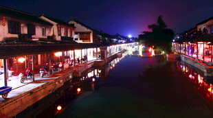 水乡夜景灯火璀璨迷人