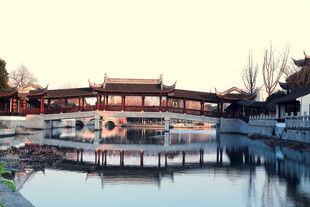 中式古桥映于平静湖面