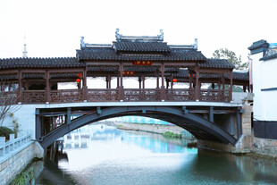 古风廊桥横跨潺潺流水