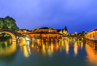 江南水乡夜景古桥映灯火