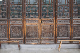 中式古木门与长凳景致