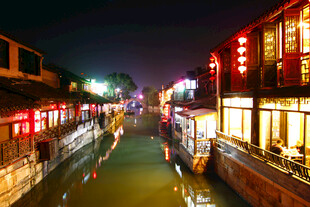 江南水乡夜景灯火璀璨