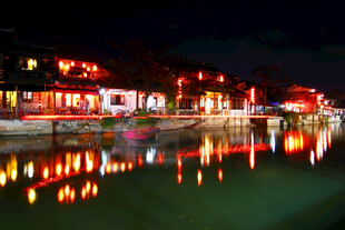 水乡夜景灯火倒映如画