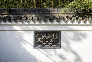 中式白墙镂空窗景