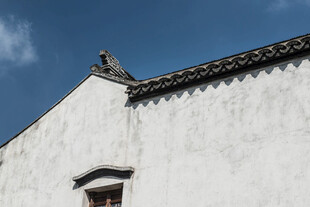 白墙黛瓦古建筑一角