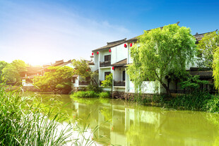 河畔人家 阳光映照水乡景