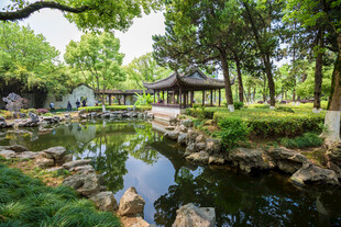 中式园林池塘景致