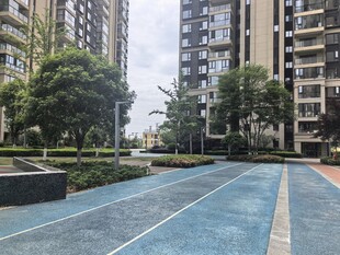小区内的宽敞休闲道路