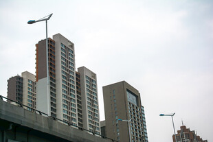 城市高楼与道路景观