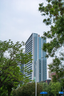 城市中绿树环绕的高楼大厦