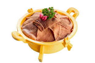 黄色锅中盛美味毛肚