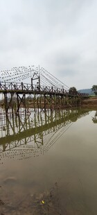 水上长桥映于平静水面