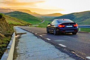 公路上行驶的黑色轿车