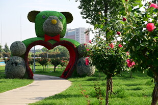 绿色卡通造型景观雕塑