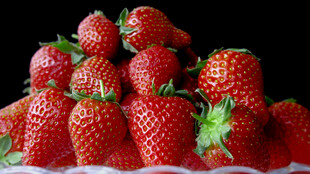 新鲜诱人的草莓堆叠