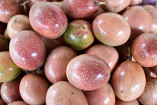 一堆新鲜百香果