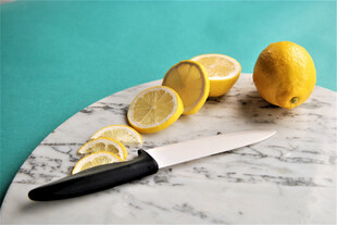 案板上的柠檬与刀具