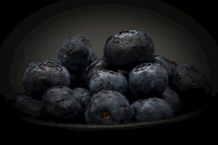 碗中饱满蓝莓诱人色泽
