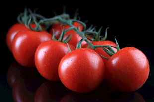 新鲜红番茄带绿蒂排列