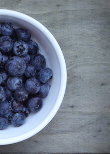 碗中饱满新鲜的蓝莓