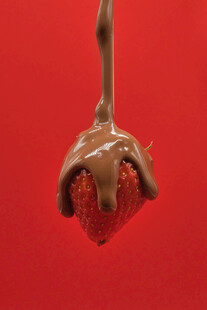 巧克力淋酱草莓特写