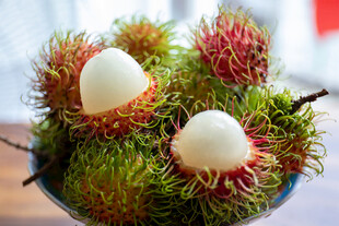 新鲜红毛丹果肉饱满诱人