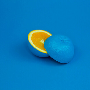 蓝色背景下的切开橙子