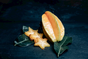 切开的杨桃配绿叶