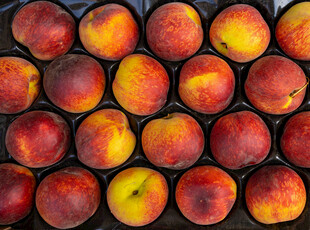 新鲜诱人的水蜜桃整齐摆放