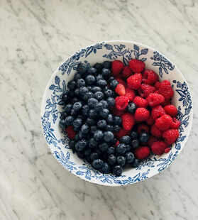 蓝白碗中盛放多彩浆果