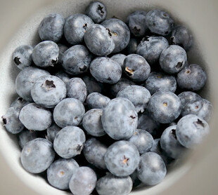 碗中饱满新鲜的蓝莓